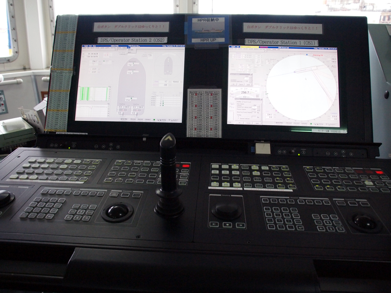 自動船位置保持装置（DPS）。GPS情報や風速、潮流などを計算し、船を一定地点に留めたり、決めたコースを進んだりさせる。