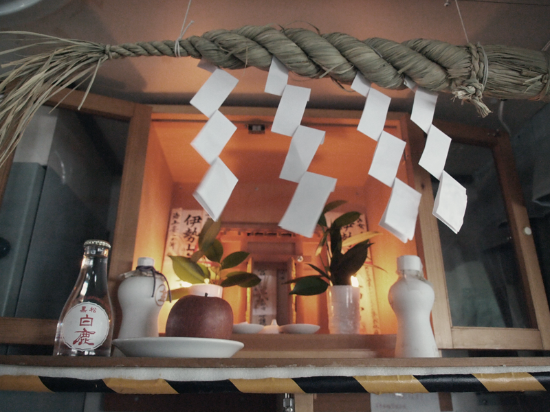 ブリッジに備えられた神棚。