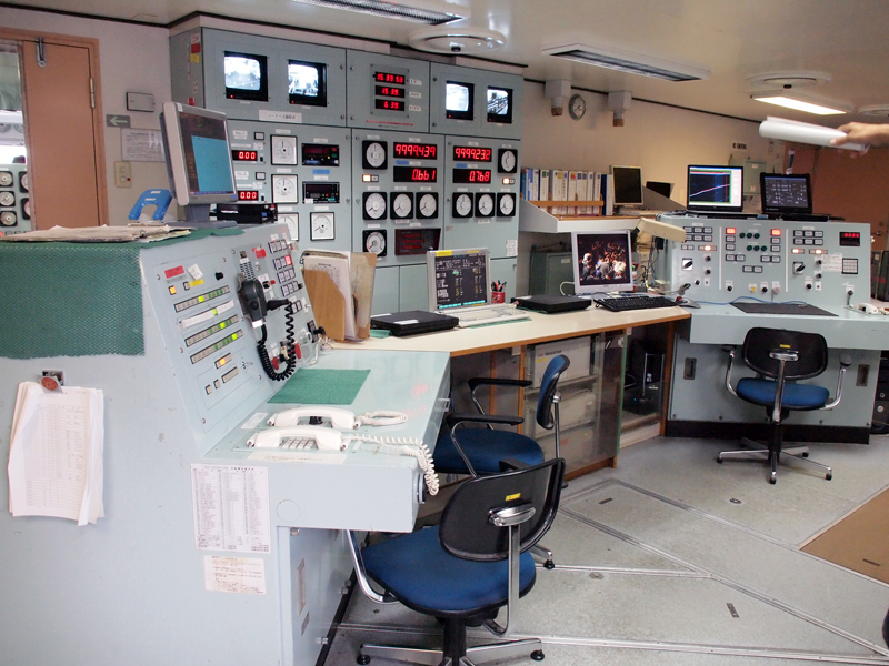 CCルーム（ケーブルコントロールルーム）。ケーブルや作業甲板の状況などをモニターする。JST・UTC・現地時刻の3つの時計も並ぶ。