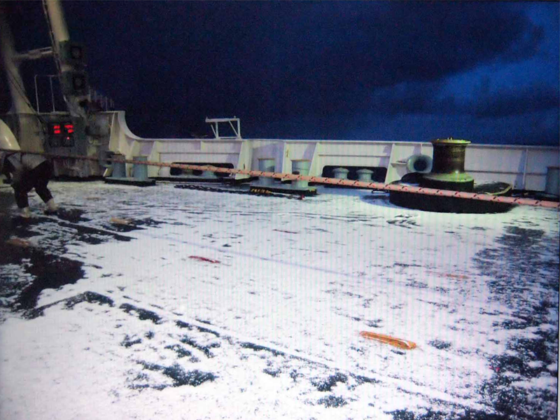 北太平洋では寒さで甲板が凍りつく。