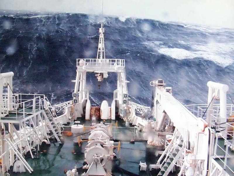 船より高い波がおし寄せる北太平洋。以前の「KDD丸」（7000トンクラス）では耐えられなかったという。