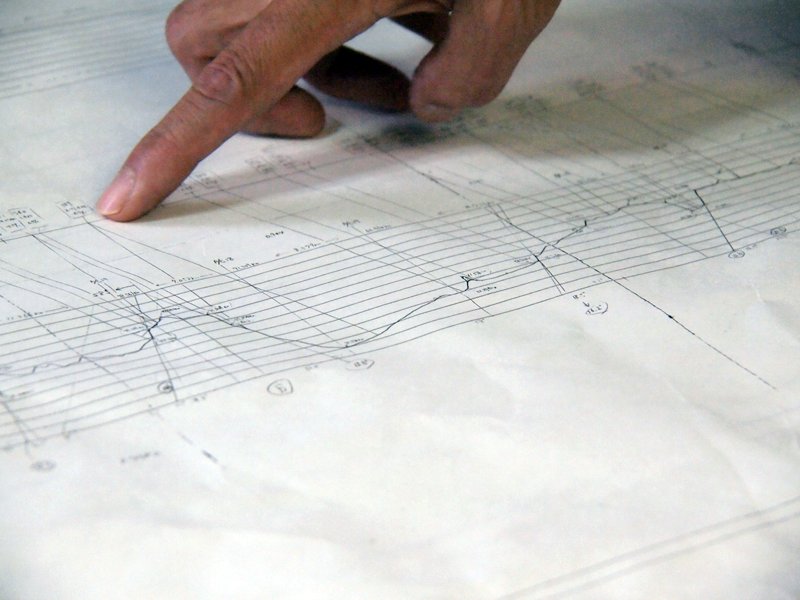 海底の地形が記録された水深断面図。この図に合わせてケーブルを繰り出したりする。