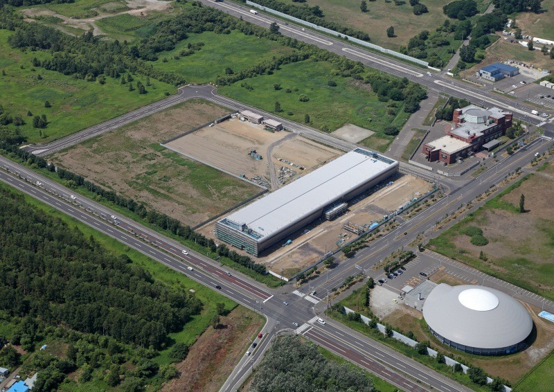 空撮写真。画面中央の横長の建物が開所時に建設された建物