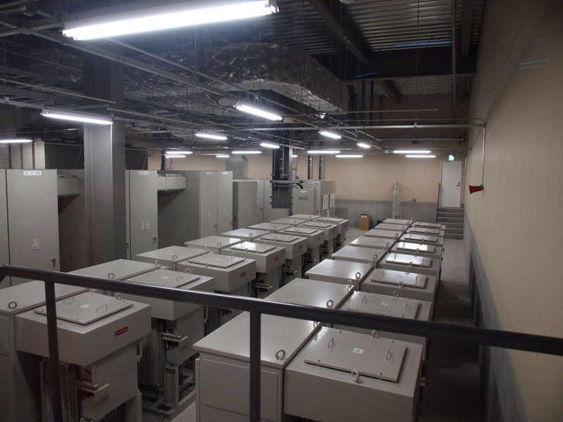 北海道電力から66000Vで受電する特高電気室。危険なので中には入れず、ガラス越しの撮影