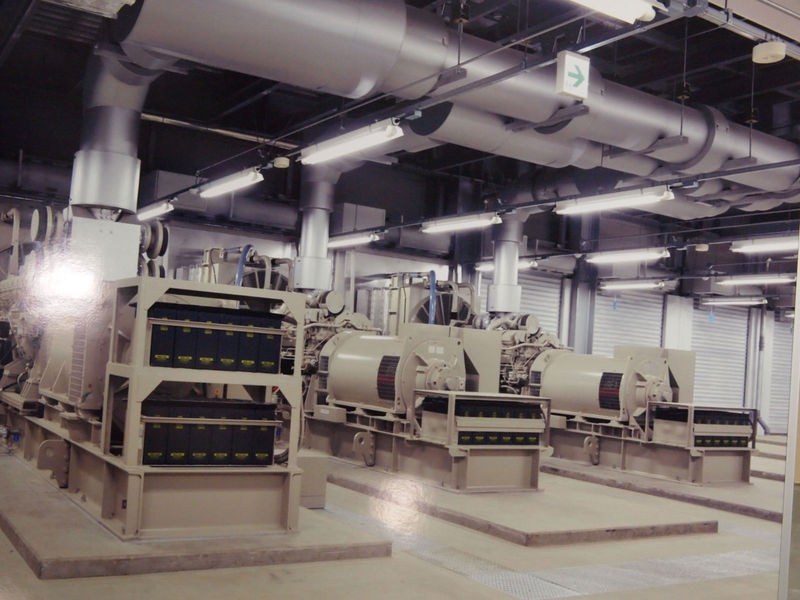 停電時に稼働する発電機（写真パネルを撮影）。1台で1つのサーバールームをまかなう