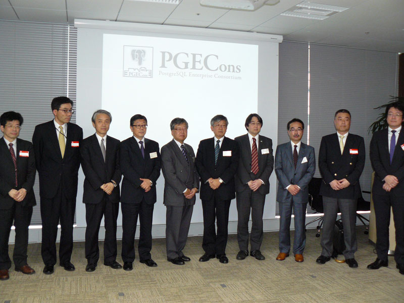 発起人となった10社の代表による記念撮影も行われた