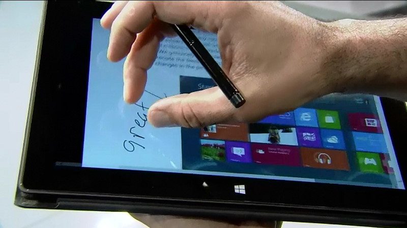SurfaceのWindows 8 Pro版では、ペン入力のINKもサポートされている。もちろん、マルチタッチで画面を拡大することも可能（発表会ビデオより）
