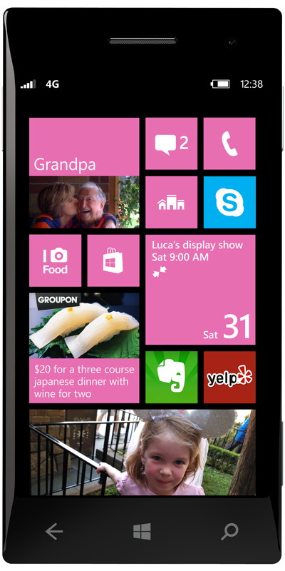 Windows Phone 8のスタートスクリーン。タイルのサイズが3種類になっている。これにより、多数の情報をスタートスクリーンに表示できる