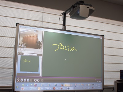 キヤノン、投写画面上の操作や書き込みが可能な超短焦点プロジェクター