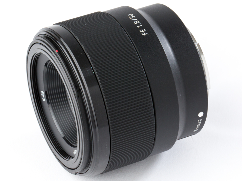 スッキリシンプルな飽きの来ないデザインで塗装の光沢も品がある。ピントリングは太めでしっかりホールドしながらMF撮影可能だ