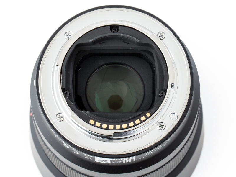 軽量で安価なレンズだが、マウントは本格的な金属製だ。堅牢性があるだけでなくモノとしての質感も高い