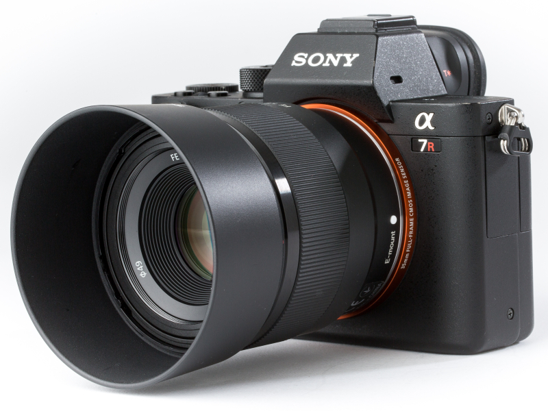 付属するフードは丸形バヨネット式のものだ。レンズ本体が小さいため大きく見えるがバランスが悪くなることはない