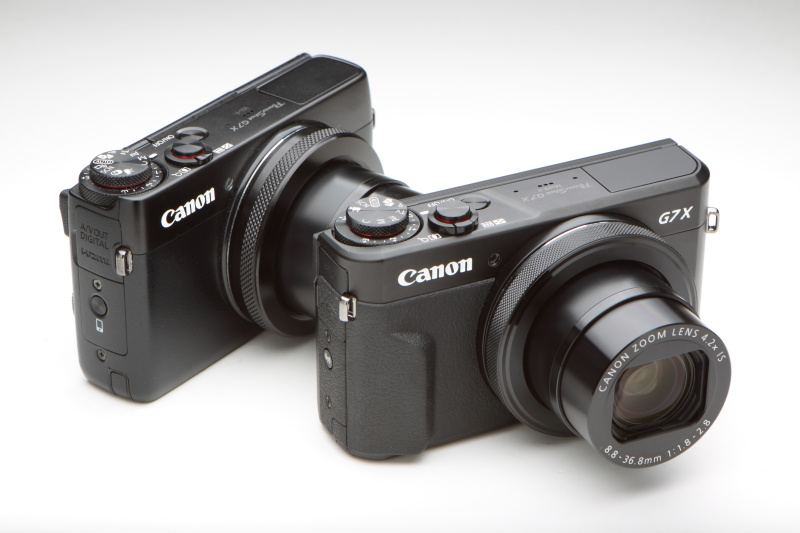 正面から先代G7 X（左）と見くらべたときの違いは、グリップおよびシボ革風ラバーの有無など。サイズ的な違いはほとんどない。