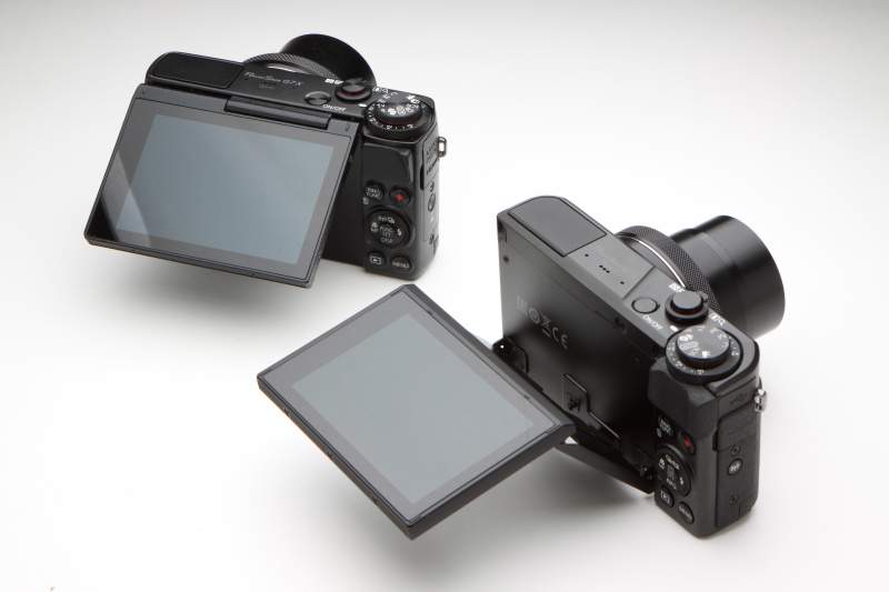 液晶モニターは、G7 X（左上）の場合上方向のみに180度可動するが、G7 X Mark IIではさらに下方向にも45度可動する。