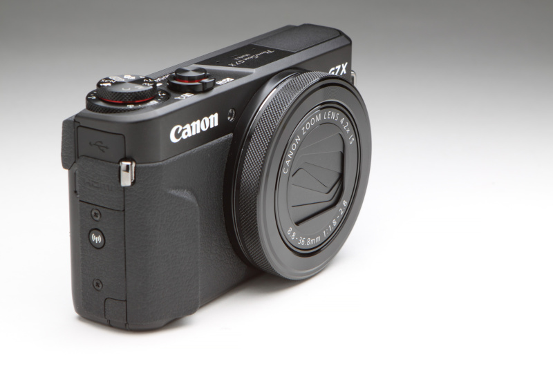 レンズの繰り出しの様子。左より電源OFF→ワイド端→テレ端。ちなみに起動時間は約1.2秒。