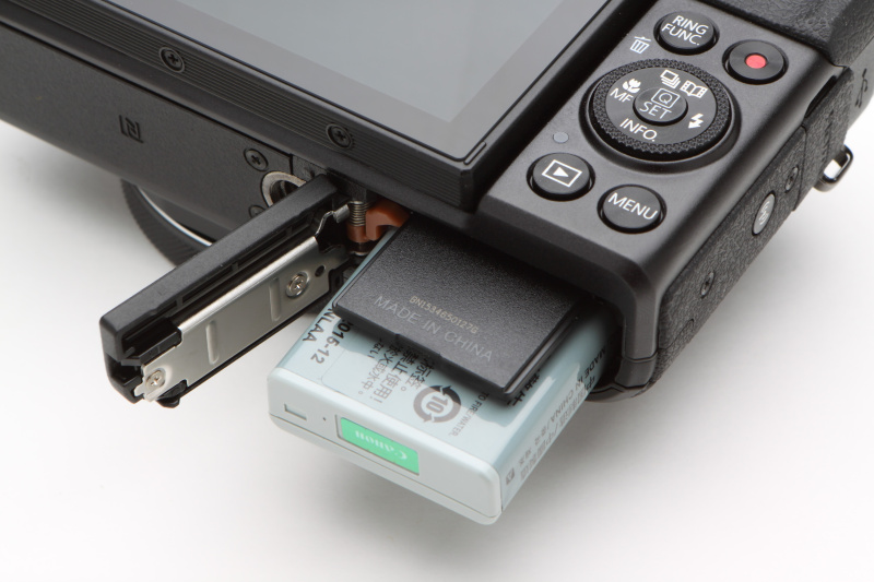 バッテリーはリチウムイオン充電池NB-13Lを使用。フル充電からの撮影可能枚数は265枚（CIPA準拠/液晶モニター表示時）