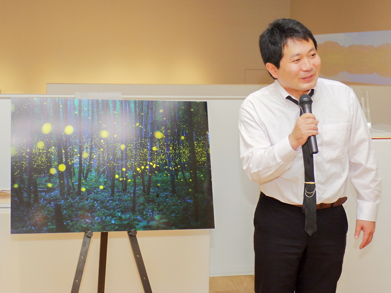 四国の山中でヒメボタルを撮影した作品で一般公募部門の最優秀賞を受賞した野見山桂さん