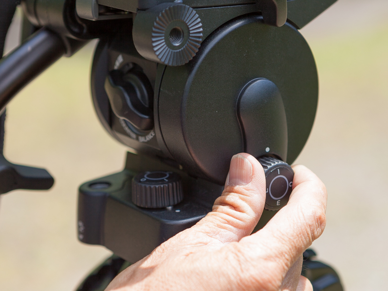 こちらはティルトのトルク調節をしているところ