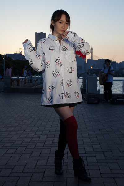 空のグラデーションを残したまま人物と衣装を自然に写せた