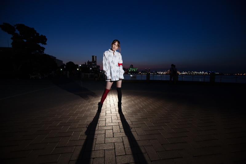 背後のストロボにより脚の影が前に伸びた印象的な写真になった