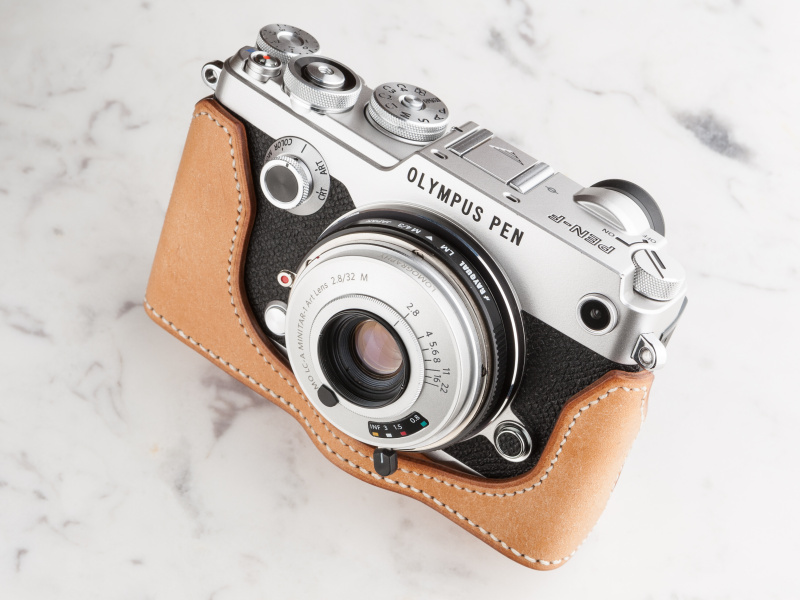 本ケースはゆるやかなカーブでカメラ前面を覆う。こだわりを感じさせるきれいなカーブだ