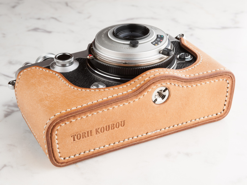 付属のネジで三脚穴に固定する。均一なハンドステッチが美しい