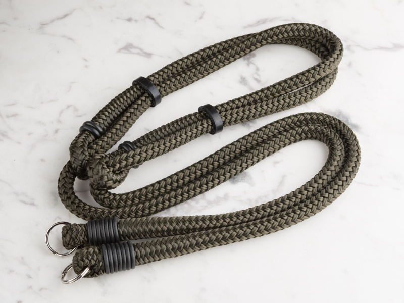 ランスのアジャスタブル・ネック・ストラップは税別1万4,000円。カラバリは全5色だ