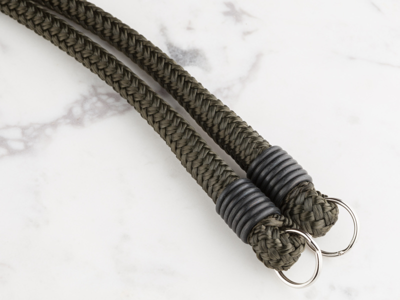 両端はレザーではなく、ラバーリングで仕上げている。これも本製品の特長のひとつだ