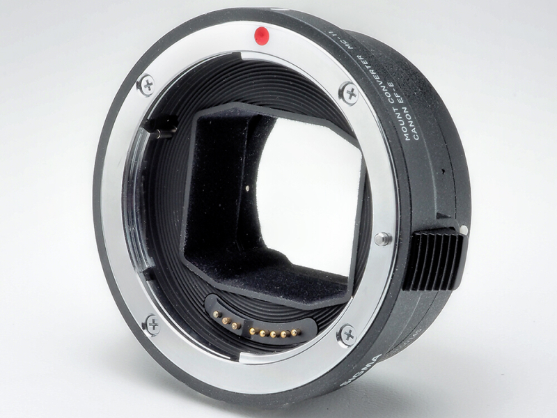 シグマもMOUNT CONVERTER MC-11でマウントアダプターに参入し、EF-Eマウントアダプターが活況を呈している