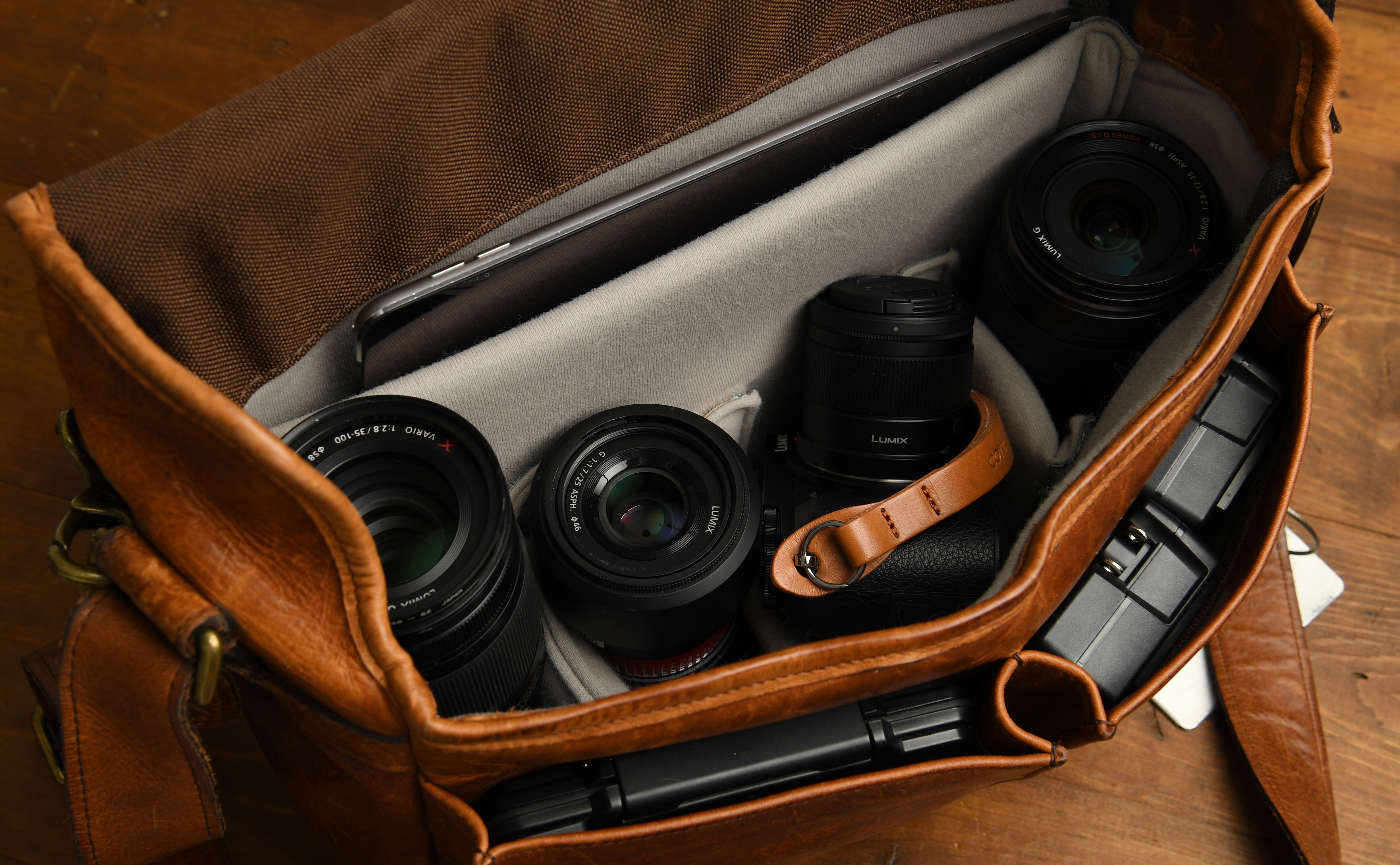 外見からは想像できないほどの収納力。シンプルな構造ながら、仕切りは2枚あり一眼レフからミラーレスまですべてのカメラに対応している。また、最大11インチのノートPCやタブレットも入れられるので旅先でも便利