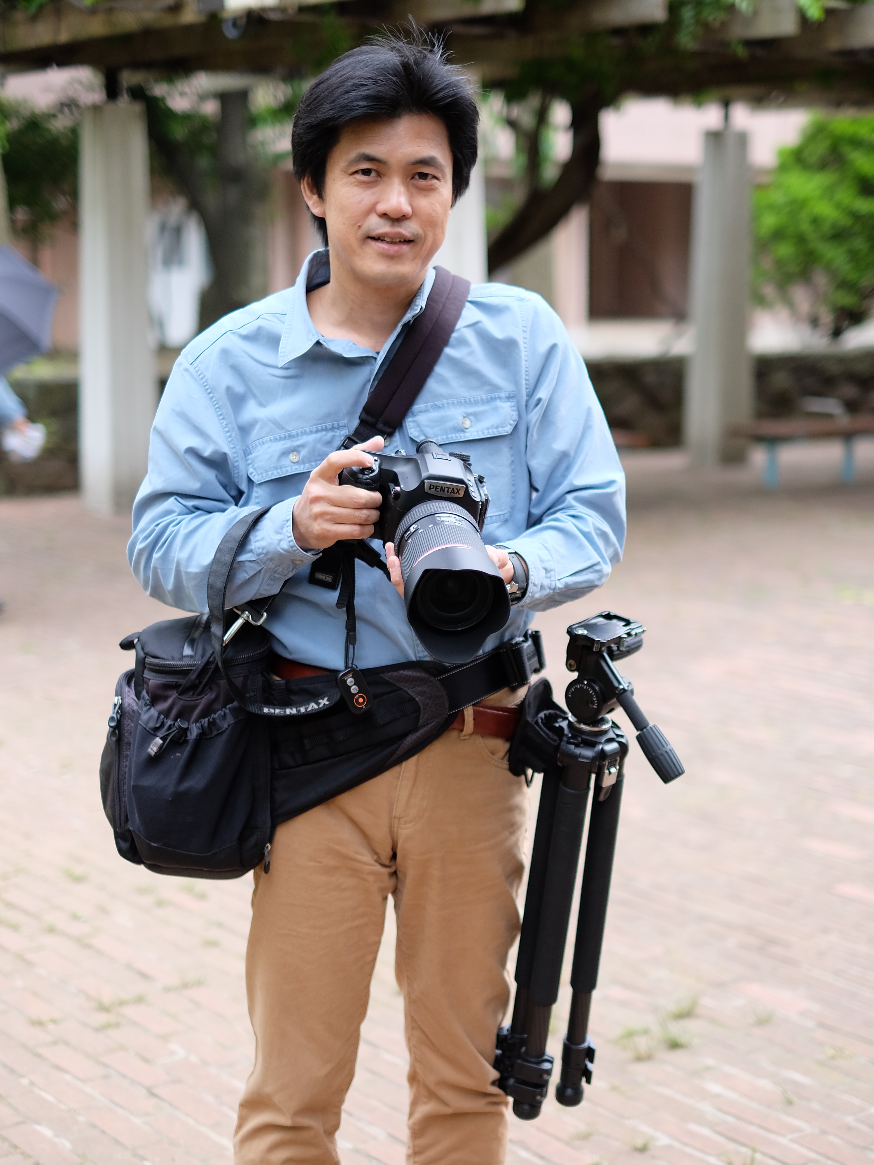 ヨーロッパの街や村巡りは歩きが基本なので、常に手ぶらを心掛けている。被写体と出合ったときにカメラを構えてすぐにシャッターを切ることができるからだ。バッグと三脚を腰に固定すること（三脚用ホルスターは付属しない）により、スリやひったくりから機材を守れる