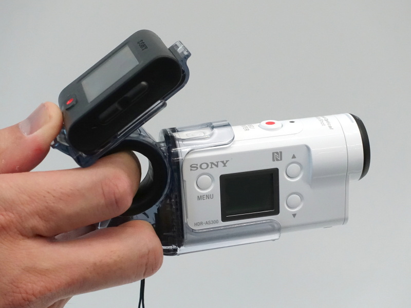 別売のフィンガーグリップ「AKA-FGP1」（別売。税別3,000円）