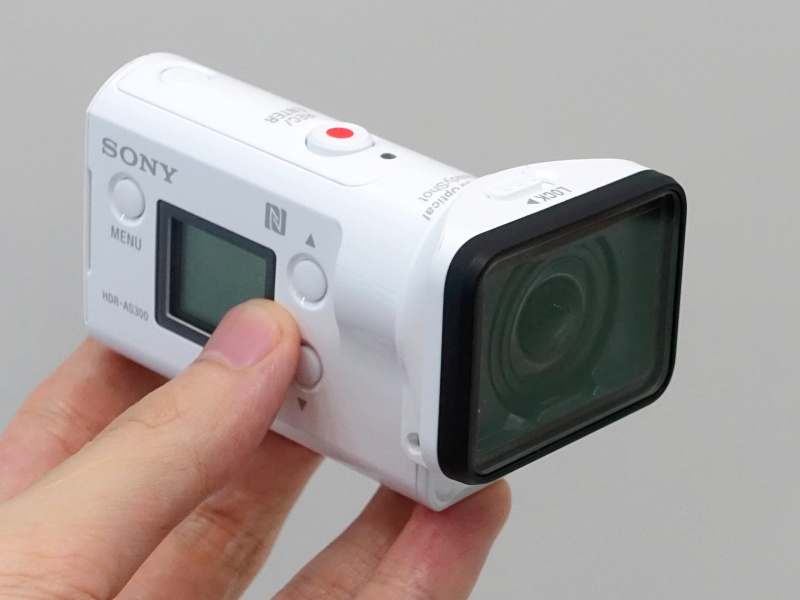 撥水・撥油コートのレンズプロテクター「AKA-MCP1」（別売。税別4,000円）