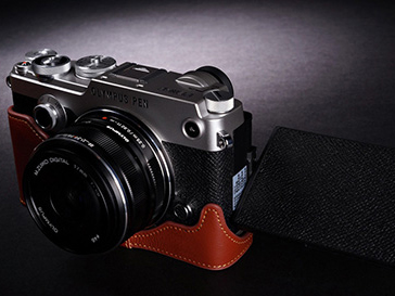 OLYMPUS PEN-F、α7 II、α6300用のレザーケース - デジカメ Watch