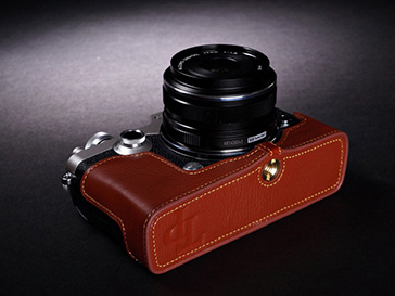 OLYMPUS PEN-F、α7 II、α6300用のレザーケース - デジカメ Watch