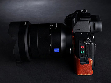 OLYMPUS PEN-F、α7 II、α6300用のレザーケース - デジカメ Watch