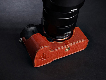 OLYMPUS PEN-F、α7 II、α6300用のレザーケース - デジカメ Watch