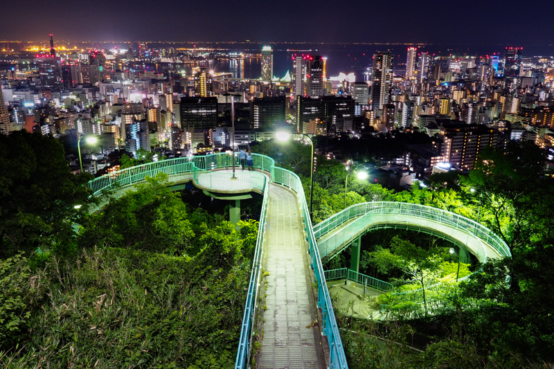 撮影地から街までの距離が近いため、迫力ある夜景が間近に広がっている。色とりどりのイルミネーションに包まれたこの光景は恋人たちにも人気のデートスポットだ。<br><span class="fnt-85">オリンパス PEN-F / M.ZUIKO DIGITAL ED 7-14mm F2.8 PRO / 9mm（18mm相当） /マニュアル露出（F8、1/500秒） / ISO 200</span>