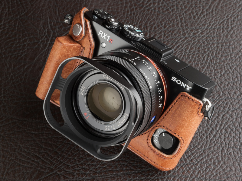 前面のAFモードダイヤルの周囲は大きめに穴を開け、ダイヤル操作しやすいように配慮している