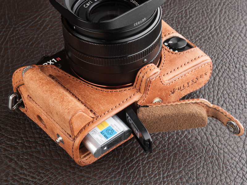 フリップカバーを設け、バッテリーとメモリカードにイージーアクセスできる。バッテリー交換でケースを外す必要がない