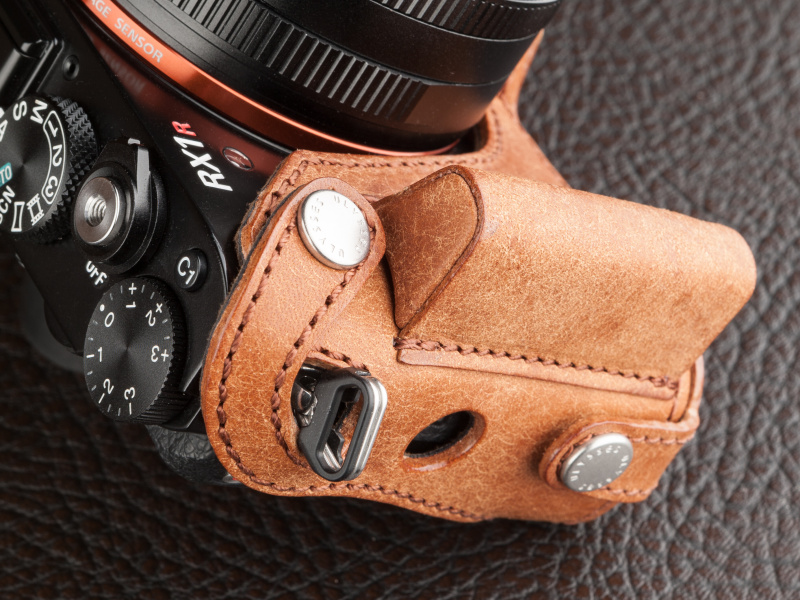 NFCの通信を妨げないように、側面に穴が空いている。グリップは背が高く、がっちりとホールドできる