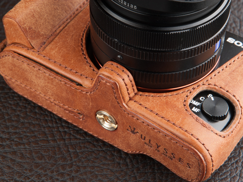 レンズサポーターでカメラのお辞儀を防ぐ。コンパクト機として大柄な機種なので、こういう配慮がありがたい