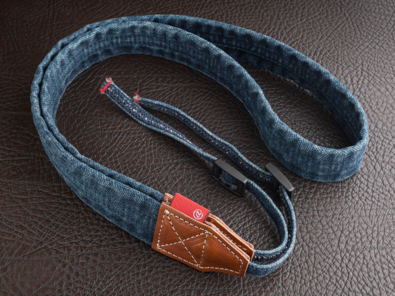 アライヤンのデニムストラップは税込3,672円。デニムを使ったファッション、インテリア、ステーショナリーなどを得意とするブランドだ