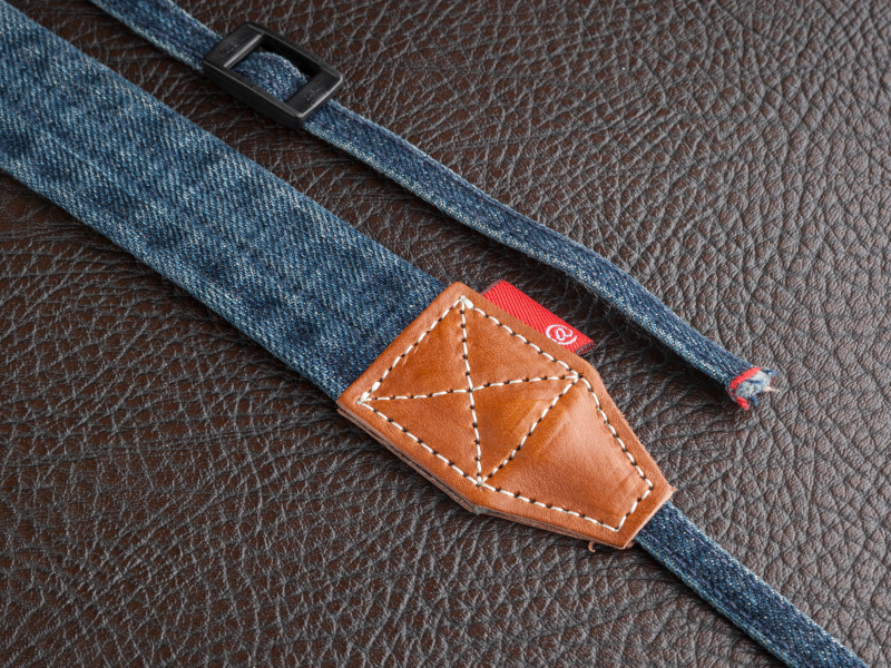 ユーズド加工で使い込んだ風合いを醸し出す。レザーパッチがよいアクセントになっている