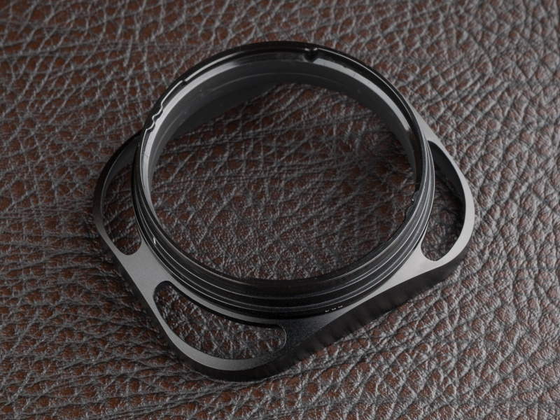 バヨネット式でRX1シリーズにスピーディーに装着できる。金属製で作りはかなり良い