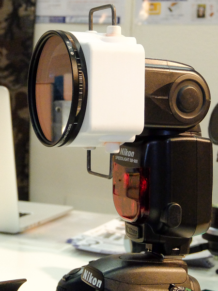 ストロボに装着したところ
