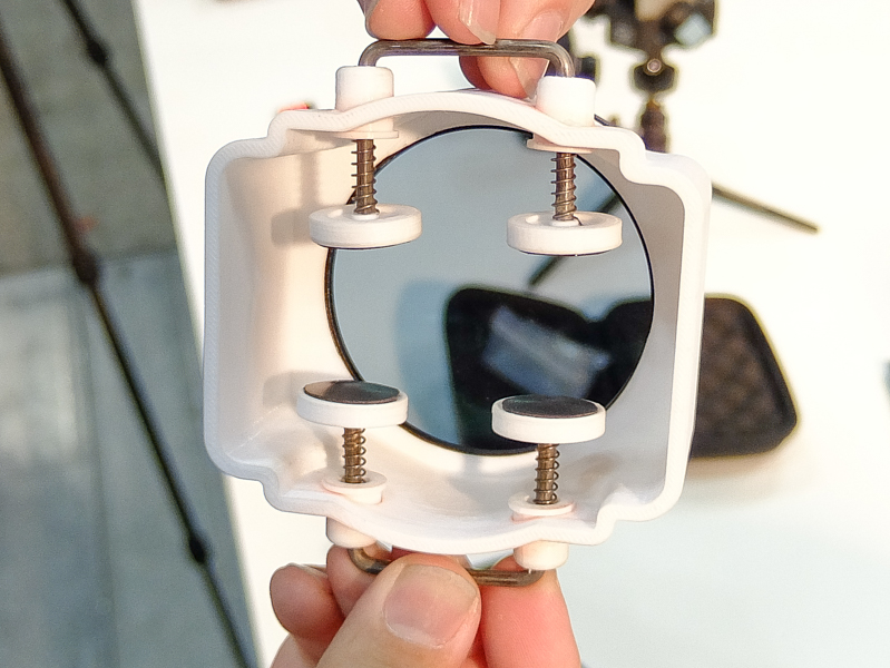 バネで押さえる仕組み