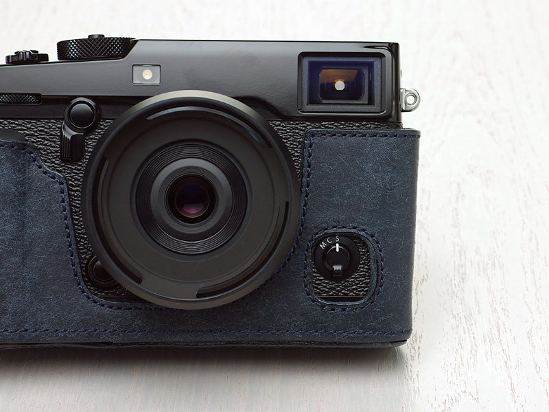 フォーカスモード切換レバー部は、斜め右下にずらして切り欠いている