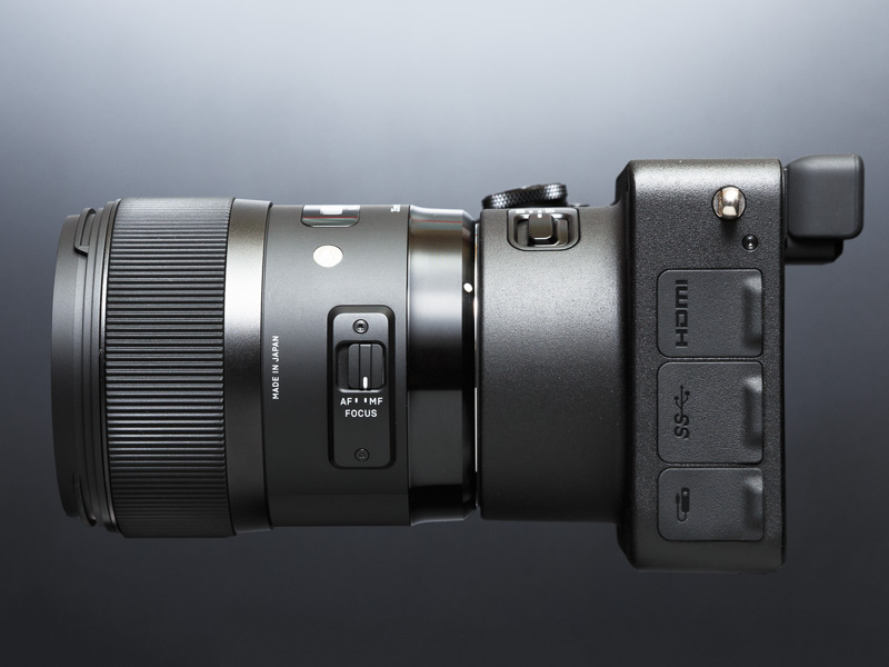 側面には、HDMI端子、USB3.0端子、レリーズ専用端子を装備。ケーブルレリーズは従来と同じものが使える