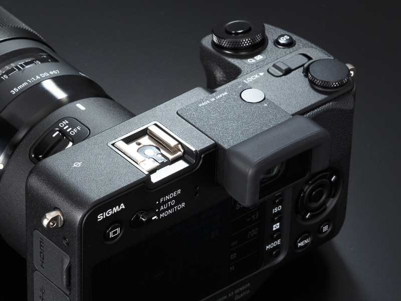 EVFの上には、視度調整ダイヤルを装備。アイカップは固定式。アイポイントは約21mm